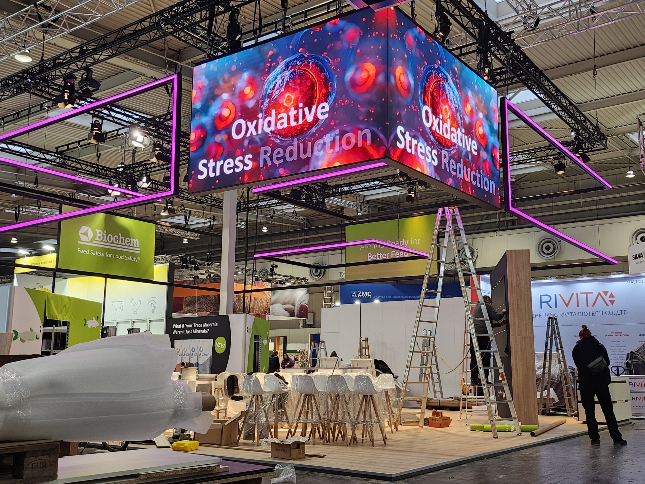 Große abgehängte LED-Eckinstallation von KölnMedien mit der Aufschrift Oxidative Stress Reduction
